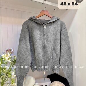 Chic Knitwear Essentials: Elevate Your Winter Wardrobe with Luxurious Wool Piece